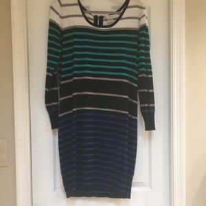 Sweater dress. Long sleeves and zippered back.